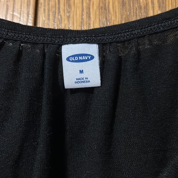Old Navy tee - size medium - Picture 2 of 4